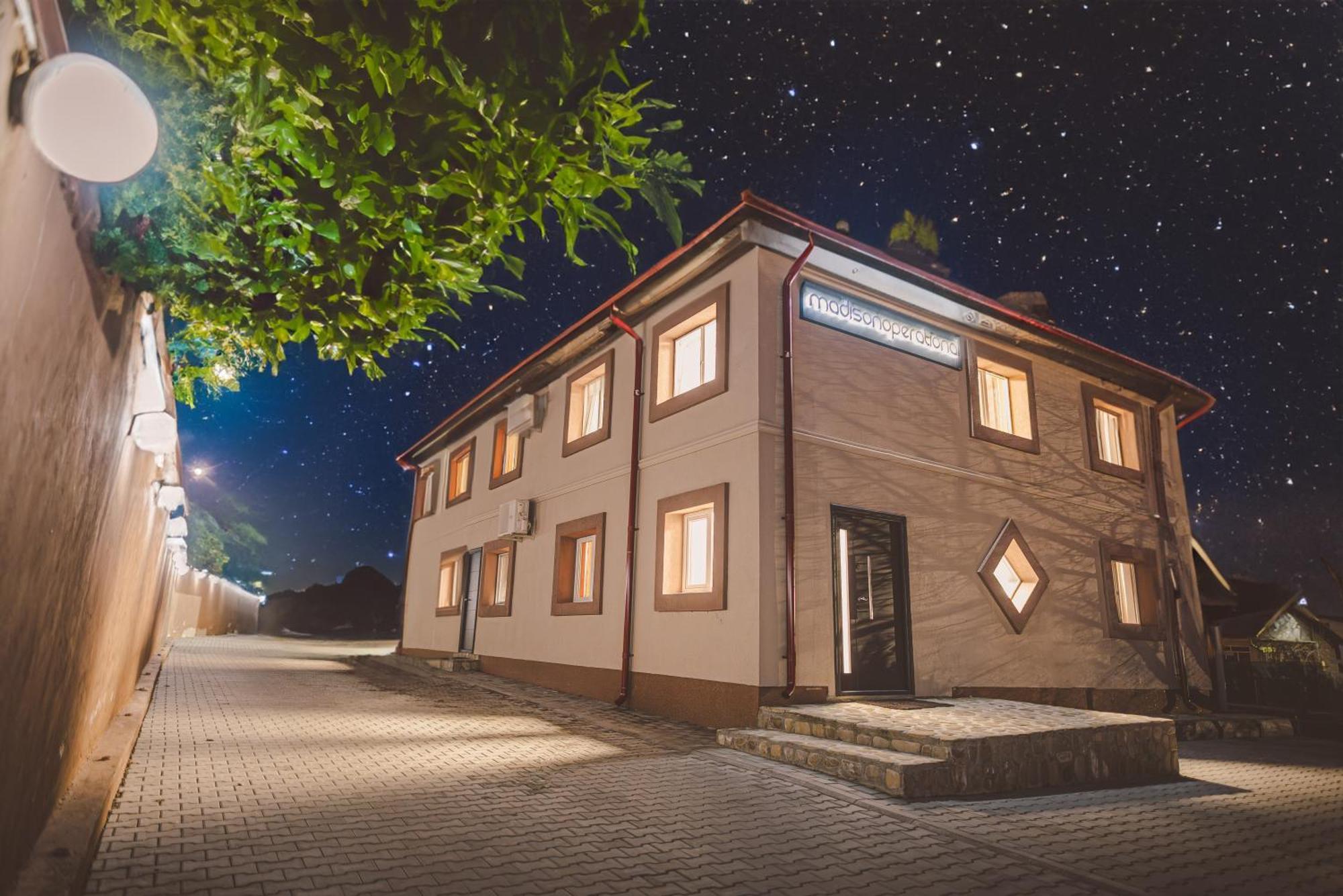 Madison Lake Villa Balotesti Exteriör bild