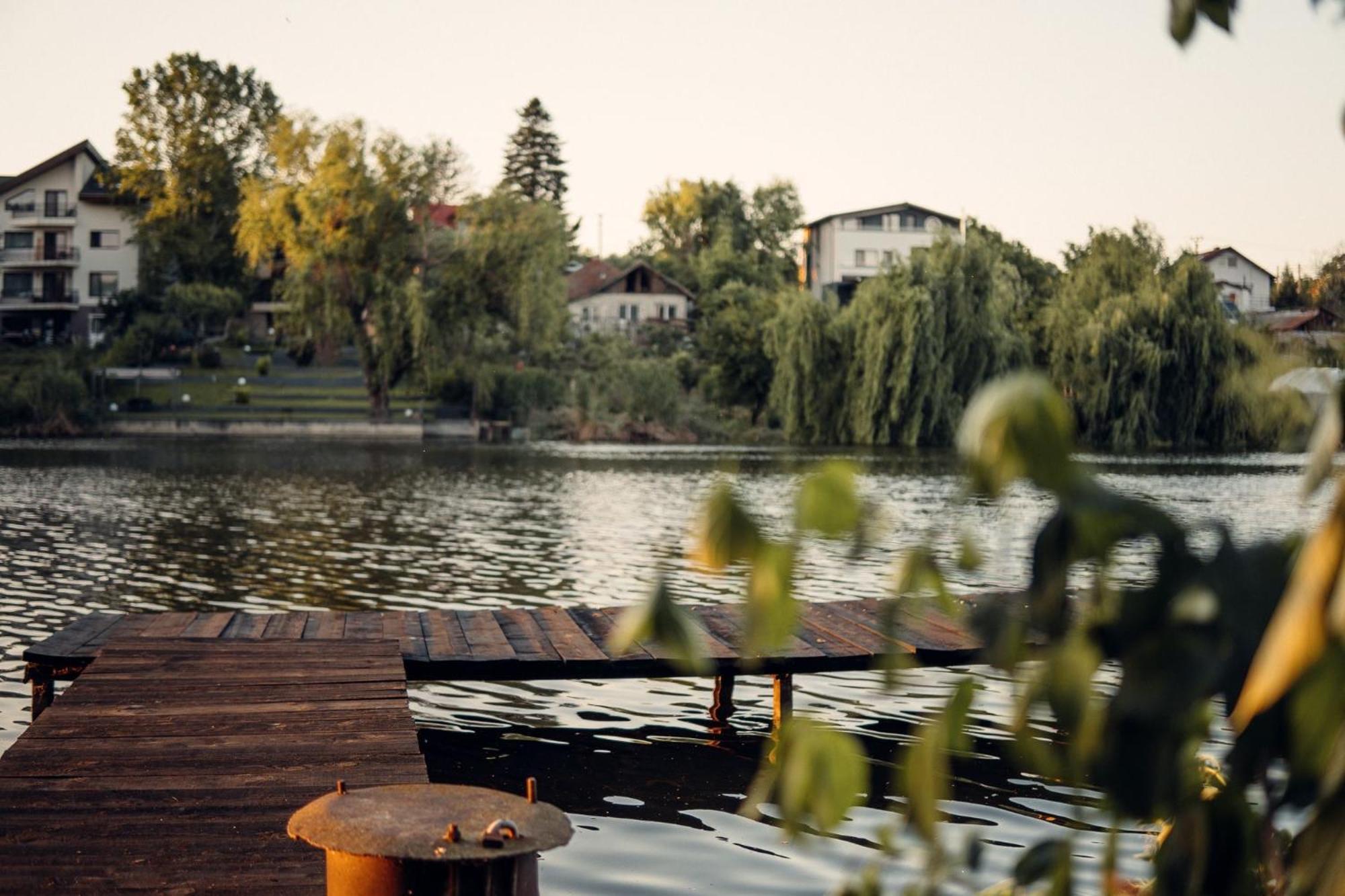 Madison Lake Villa Balotesti Exteriör bild
