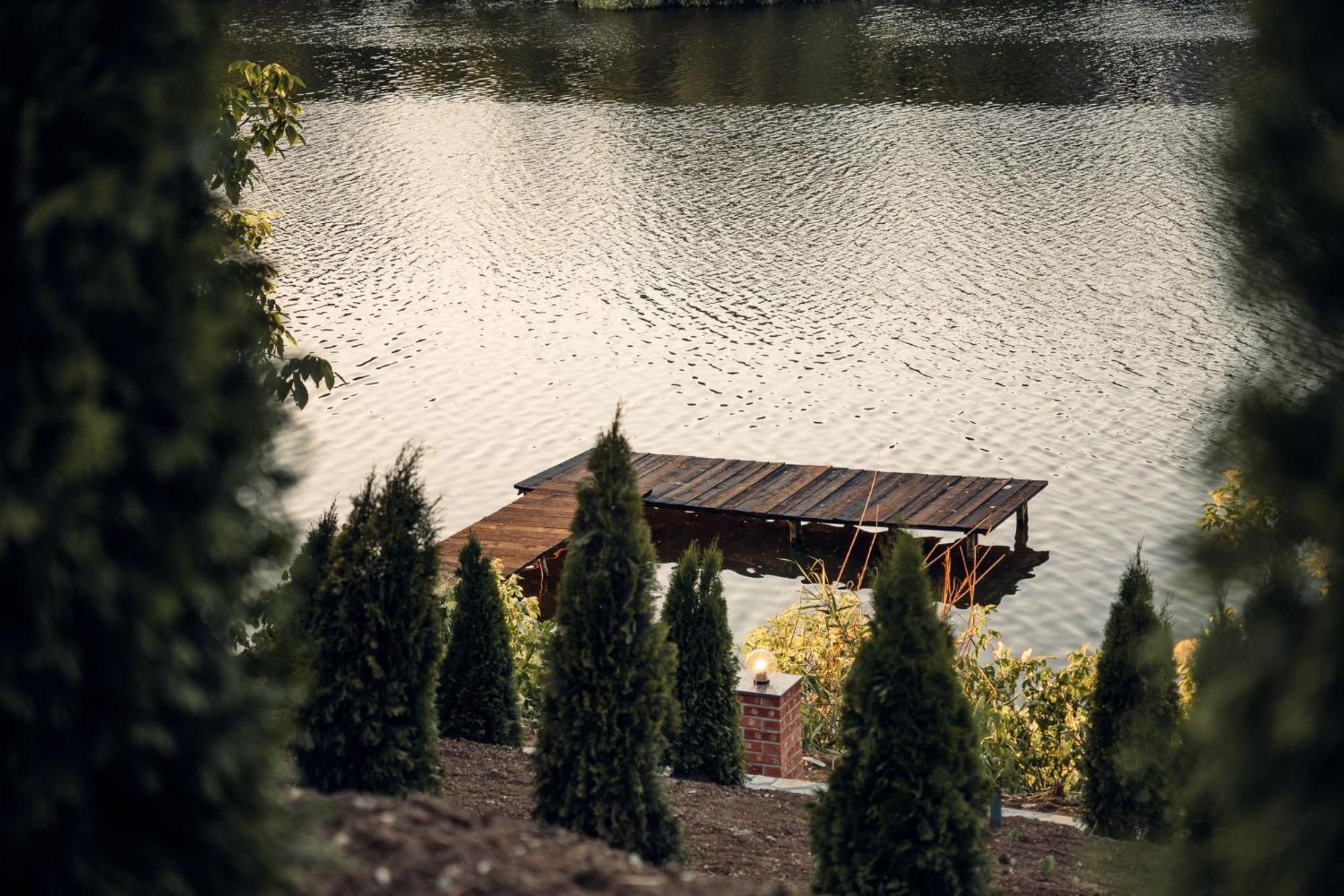 Madison Lake Villa Balotesti Exteriör bild
